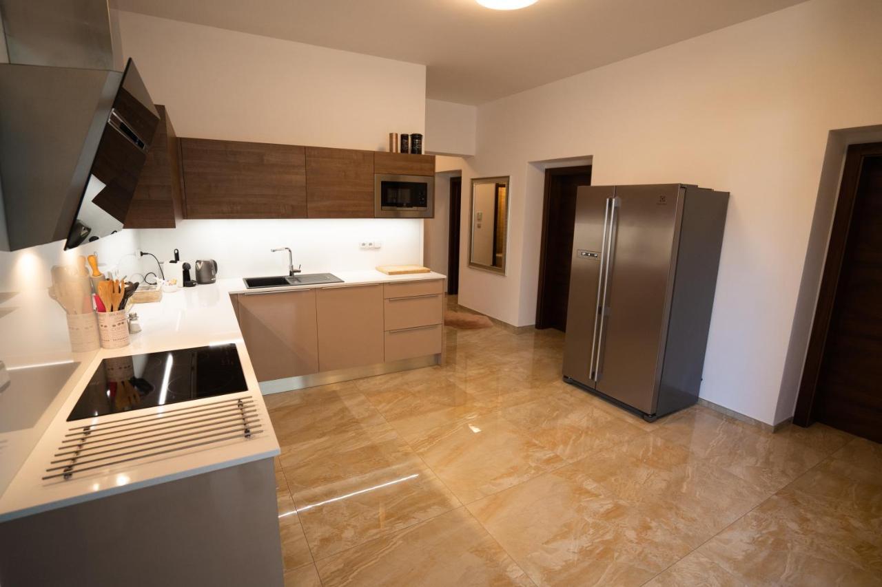 Black Field Apartment Brno Extérieur photo