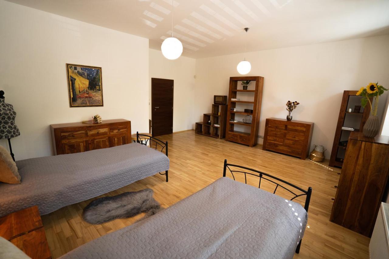 Black Field Apartment Brno Extérieur photo