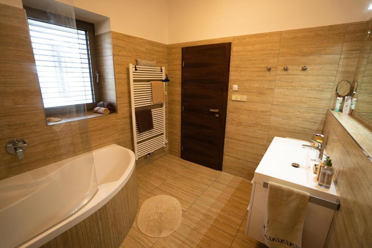Black Field Apartment Brno Extérieur photo